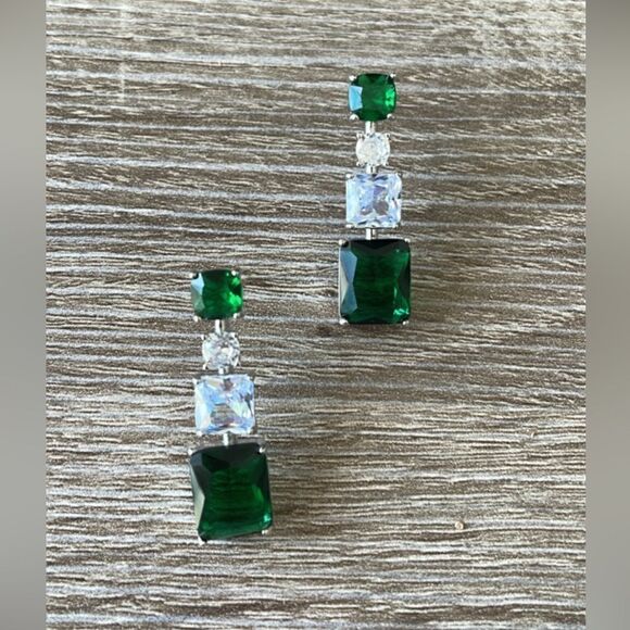 Emerald color stone drop earrings A208 - Picture 4 of 6